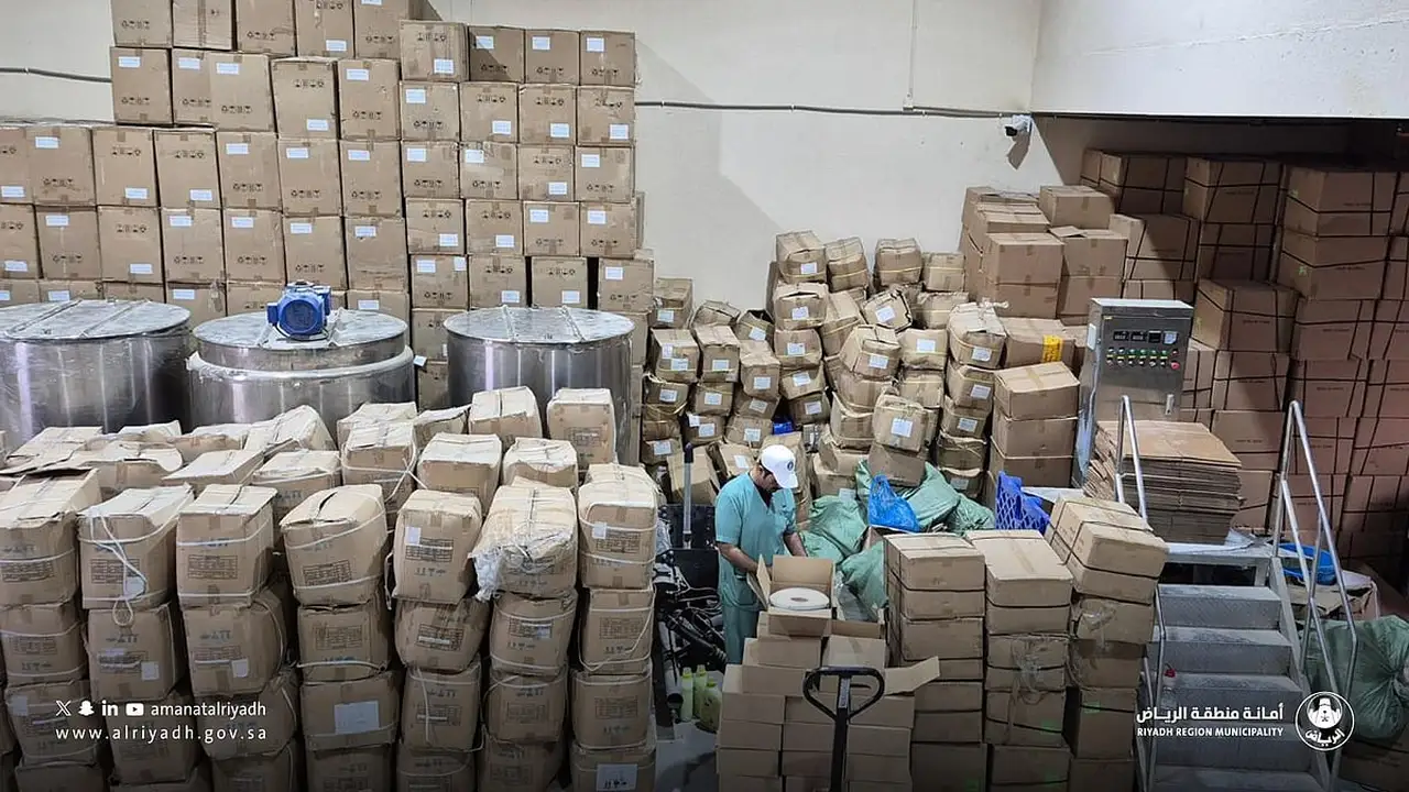 السجائر الإلكترونية بالرياض.. مداهمة وكر سري لتصنيع مكوناتها المغشوشة بكميات ضخمة